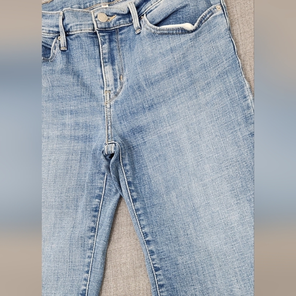 Levis Bermuda Stretch Medium Wash Denim Shorts. Size 29. - Picture 2 of 9